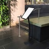 Buet infostander med vendbar ramme, sort