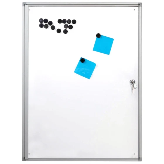 Infoboks med magnetisk whiteboard og lås foran, indendørs