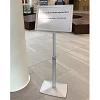 Flex Infostander, justerbar, sølv, med A3 klapramme